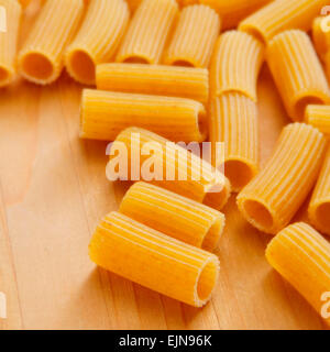 Une pile de penne rigate crus sur une table, prêt à être bouillis Banque D'Images