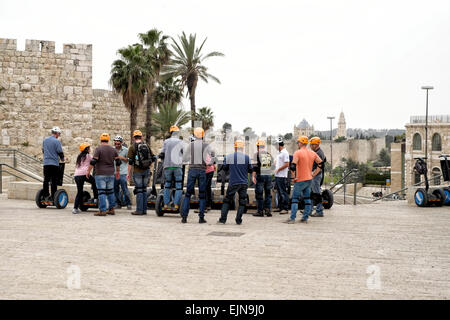 Les personnes sur un Segway à deux roues, auto-équilibrant transport personnel tour à l'extérieur de la vieille ville de Jérusalem en Israël Banque D'Images