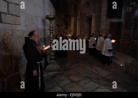 Les prêtres franciscains participant à une procession catholique romaine à l'intérieur de l'église du Saint-Sépulcre dans la vieille ville, quartier chrétien de Jérusalem Israël Banque D'Images