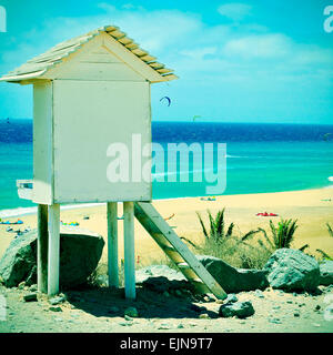 Photo d'une tour de sauvetage en plage de Fuerteventura, Îles Canaries, Espagne, avec un effet rétro Banque D'Images