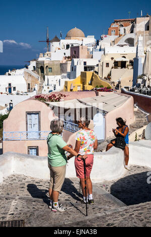 Le village de Oia, Santorin (Théra), Grèce. Banque D'Images