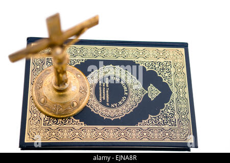 Ancien crucifix en laiton sur le dessus d'un Coran Banque D'Images