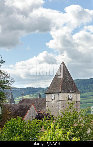 À partir de la Canal du Centre à l'église médiévale de la tour Saint Martin des Trois Croix, Nuits-Saint-Georges, Bourgogne, France. Banque D'Images