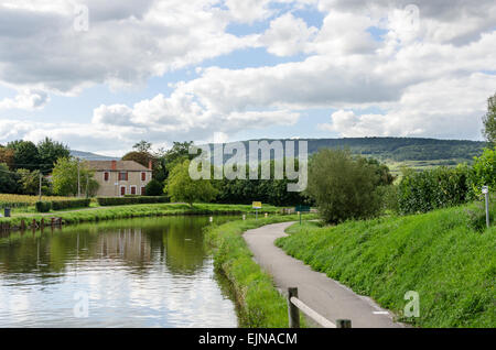 Le Canal du Centre à travers les courbes gracieusement la campagne bourguignonne dans le village de Santenay, Bourgogne, France. Banque D'Images