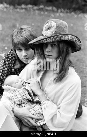 Pop star David Bowie avec femme Angie et son fils de trois semaines Zowie. Elle est une modélisation des sacs d'Oxford, robe chemise en coton turc et un feutre. 29 juin 1971. Banque D'Images