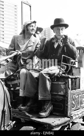 Steptoe and Son acteurs prendre une pinte au pub local, pendant les pauses dans le tournage de la série de comédie de la BBC, Shepherds Bush, Londres, 20 août 1974. Acteurs : Wildred Brambell whp joue Albert Steptoe & Harry H Corbett son fils Harold Steptoe. Banque D'Images