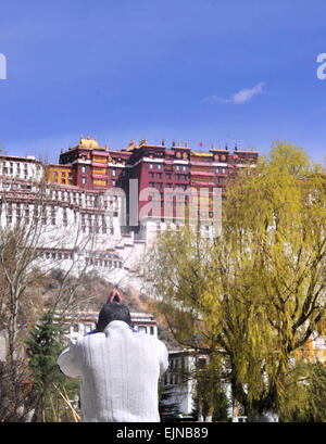 Lhasa, Chine, région autonome du Tibet. 30Th Mar, 2015. Un croyant bouddhiste tibétain prie devant le Palais du Potala à Lhassa, capitale du sud-ouest de la Chine, région autonome du Tibet, le 30 mars 2015. © Liu Kun/Xinhua/Alamy Live News Banque D'Images