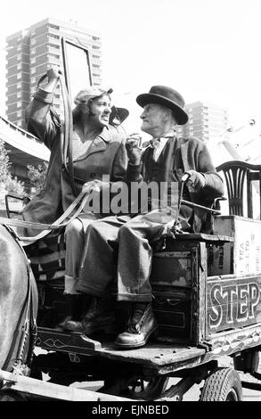 Steptoe and Son acteurs prendre une pinte au pub local, pendant les pauses dans le tournage de la série de comédie de la BBC, Shepherds Bush, Londres, 20 août 1974. Acteurs : Wildred Brambell whp joue Albert Steptoe & Harry H Corbett son fils Harold Steptoe. Banque D'Images