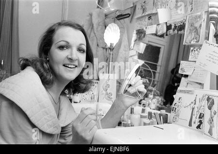 Penelope Keith, star de la série TV de la BBC "la bonne vie", que la force de caractère Margo Leadbetter, représentée dans sa loge, avant de monter sur scène, au Globe Theatre de Londres, où elle est atarring dans le jeu des ânes années, 16 janvier 1977. Banque D'Images