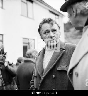 Les emplacements pour le film "Sous le bois de lait', illustrent le village gallois de Llaregub, il y a donc dans le village de Bugerall, Richard Burton envisage la scène. Fishguard est l'emplacement de ce village gallois fictif. Février 1971 Banque D'Images