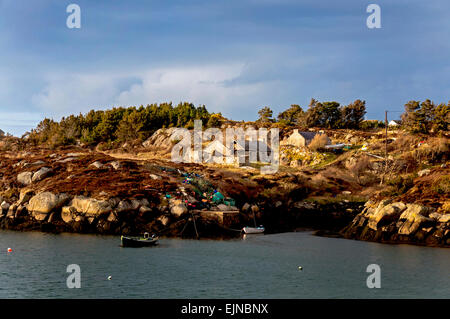 Shellfishing bateaux et cottages de pêcheurs à Lackbeg, près de Burtonport County Donegal Ireland Banque D'Images