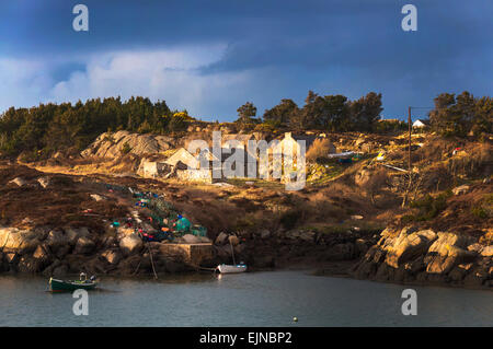 Shellfishing bateaux et cottages de pêcheurs à Lackbeg, près de Burtonport County Donegal Ireland Banque D'Images