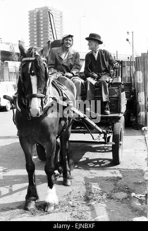 Steptoe and Son acteurs prendre une pinte au pub local, pendant les pauses dans le tournage de la série de comédie de la BBC, Shepherds Bush, Londres, 20 août 1974. Acteurs : Wildred Brambell whp joue Albert Steptoe & Harry H Corbett son fils Harold Steptoe. Banque D'Images