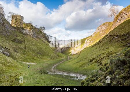 Château de Peveril Grotte ci-dessus Dale dans Castleton, Peak District Banque D'Images