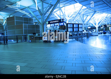 Vancouver, BC Canada - le 13 septembre 2014 : Les gens de demander des informations à l'intérieur de l'aéroport YVR à Vancouver dans les tons bleus avec B Banque D'Images