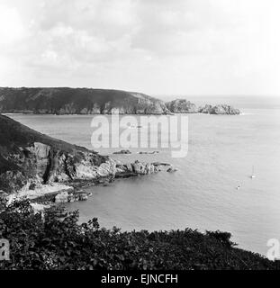 Vue de Moulin Huet Bay et Jerbourg Point sur l'île de Guernsey, Channel Islands. Septembre 1965. Banque D'Images