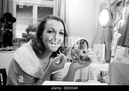 Penelope Keith, star de la série TV de la BBC "la bonne vie", que la force de caractère Margo Leadbetter, représentée dans sa loge, avant de monter sur scène, au Globe Theatre de Londres, où elle est atarring dans le jeu des ânes années, 16 janvier 1977. Banque D'Images