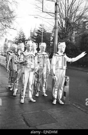 Cybermen prennent une pause de tournage à la BBC Ealing Studios pour Dr qui oonbase « histoire'. Notre photo montre : Cybermen saluant un bus près de la télévision sudios à Ealing, 19 Janvier 1967 Banque D'Images