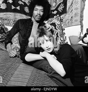 Le chanteur et guitariste américain Jimi Hendrix avec petite amie Kathy Etchingham dans son Mayfair, Londres. Télévision 7 janvier 1969. Banque D'Images