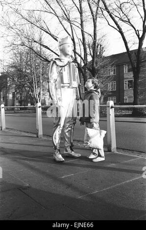 Cybermen prennent une pause de tournage à la BBC Ealing Studios pour Dr qui oonbase « histoire'. Notre photo montre : Anthony King âgés de 10 de Ealing répond aux Cybermen près des studios de télévision de la BBC, le 19 janvier 1967 Banque D'Images