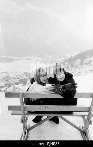 John Lennon et sa femme Cynthia Lennon à St Moritz sur des vacances de ski Janvier 1965 Banque D'Images