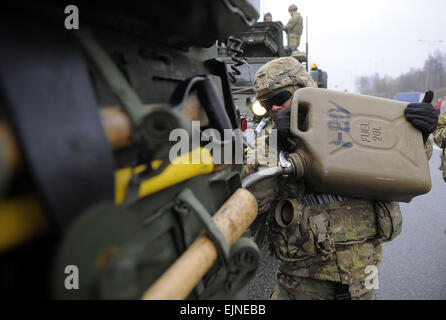 Le premier convoi, composé de 39 véhicules avec 135 soldats, franchit la frontière tchèque, dans la région de Náchod, La Bohême de l'Est, République tchèque, le 29 mars 2015. (Photo/CTK Josef Vostarek) Banque D'Images