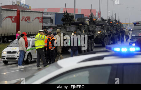 Le premier convoi, composé de 39 véhicules avec 135 soldats, franchit la frontière tchèque, dans la région de Náchod, La Bohême de l'Est, République tchèque, le 29 mars 2015. (Photo/CTK Josef Vostarek) Banque D'Images