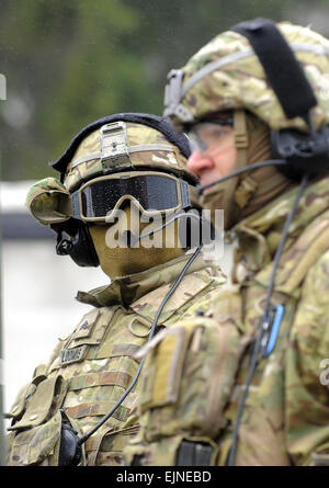 Le premier convoi, composé de 39 véhicules avec 135 soldats, franchit la frontière tchèque, dans la région de Náchod, La Bohême de l'Est, République tchèque, le 29 mars 2015. (Photo/CTK Josef Vostarek) Banque D'Images