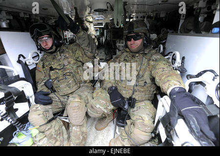 Le premier convoi, composé de 39 véhicules avec 135 soldats, franchit la frontière tchèque, dans la région de Náchod, La Bohême de l'Est, République tchèque, le 29 mars 2015. (Photo/CTK Josef Vostarek) Banque D'Images