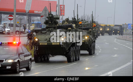 Le premier convoi, composé de 39 véhicules avec 135 soldats, franchit la frontière tchèque, dans la région de Náchod, La Bohême de l'Est, République tchèque, le 29 mars 2015. (Photo/CTK Josef Vostarek) Banque D'Images