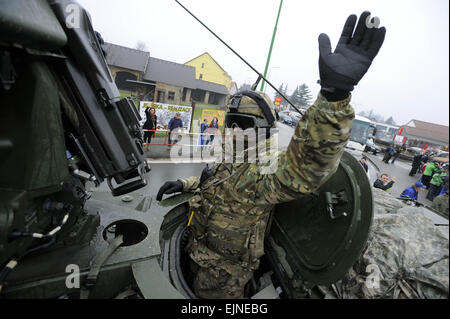 Le premier convoi, composé de 39 véhicules avec 135 soldats, franchit la frontière tchèque, dans la région de Náchod, La Bohême de l'Est, République tchèque, le 29 mars 2015. (Photo/CTK Josef Vostarek) Banque D'Images