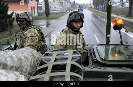 Le premier convoi, composé de 39 véhicules avec 135 soldats, franchit la frontière tchèque, dans la région de Náchod, La Bohême de l'Est, République tchèque, le 29 mars 2015. (Photo/CTK Josef Vostarek) Banque D'Images