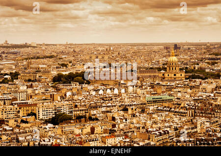 Vue aérienne de la Ville Lumière, Paris, France, avec les invalides au premier plan et Notre-Dame en arrière-plan Banque D'Images