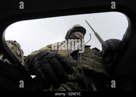 Le premier convoi, composé de 39 véhicules avec 135 soldats, franchit la frontière tchèque, dans la région de Náchod, La Bohême de l'Est, République tchèque, le 29 mars 2015. (Photo/CTK Josef Vostarek) Banque D'Images