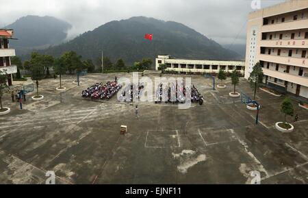 Jianhe, province du Guizhou en Chine. 30Th Mar, 2015. Les enseignants et les élèves de l'école intermédiaire Hekou sont évacués vers l'aire de jeux après le tremblement de terre de Jinping County, province du Guizhou, au sud-ouest de la Chine, le 30 mars 2015. Un séisme a frappé d'une magnitude de 5,5 Jianhe County dans le sud-est du Guizhou le lundi plusieurs bascule comtés voisins. Plus de 13 000 habitants de 2 200 ménages de Jianhe ont été touchées par le tremblement de terre, selon le ministère des affaires civiles de la province. © Yang/Tongping Xinhua/Alamy Live News Banque D'Images