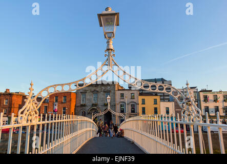 Le Ha'penny Bridge est un pont piétonnier à Dublin Banque D'Images