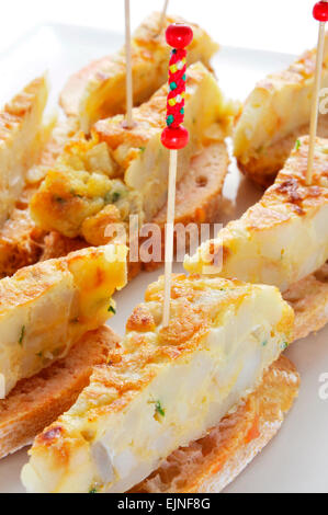Libre de la plaque avec l'espagnol typique pincho de tortilla, omelete espagnol servi sur du pain Banque D'Images