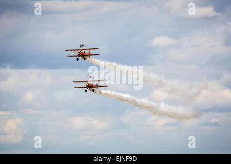 L''hippodrome d''Ascot, Berkshire, Angleterre. Go. UK. L'affichage à l'biplan Red Bull Air Race, Banque D'Images