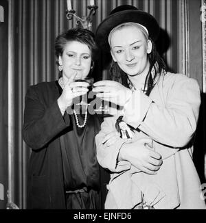 Rock et Pop britannique award au London's Lyceum Ballroom. Chanteur du groupe Culture Club Boy George (à droite) célèbre après avoir remporté le Prix des lecteurs du Daily Mirror pour la musique exceptionnelle personnalité avec Alison Moyet du duo pop Yazoo, qui a remporté le prix de Meilleure chanteuse. 9 février 1983. Banque D'Images