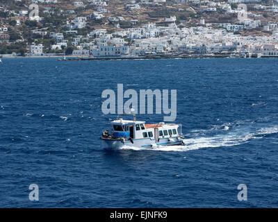 Mykonos, Grèce petit traversier pour passagers près de la rive Banque D'Images