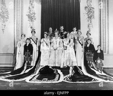 Couronnement de la reine Elizabeth II. La Famille royale dans leurs robes après le couronnement. Rangée arrière : le duc de Gloucester, le duc d'Édimbourg et le duc de Kent. Rangée avant : la princesse Alexandra, Prince Michael de Kent, la Princesse Anne, Princesse Marina, la princesse Margaret, la Reine, la Reine Mère, princesse royale, duchesse de Gloucester avec le prince William et le Prince Richard de Gloucester. 2 juin 1953. Banque D'Images