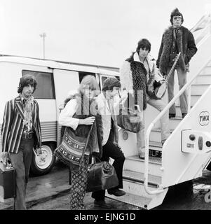 Les membres de The Rolling Stones en direction de New York, de gauche à droite : Brian Jones, Charlie Watts, Keith Richards, Bill Wyman avec le photographe et ami Michael Cooper l'extrême gauche. 13 septembre 1967. Banque D'Images