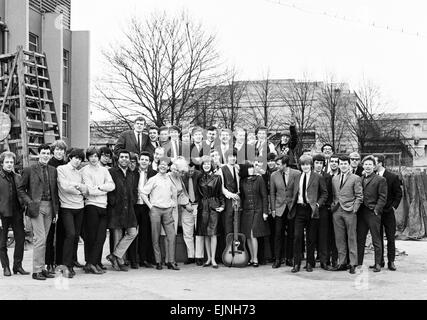 La Ready Steady Go Mod Bal à Wembley Empire Pool. Les Rolling Stones. Brian Jones, Bill Wyman, Keith Richards, Mick Jagger, Charlie Watts avec d'autres artistes y compris Cilla Black, Freddie et les rêveurs, les sons incorporés, Kenny Lynch, Kathy Kirby, Manfred Mann Fourmost, Billy J. Kramer & the Dakotas, Merseybeats, et les chercheurs avec comperes Keith Fordyce & Cathy McGowan . 8e avril 1964. Mike Millward, guitare et chant pour les Fourmost. Il meurt de leucémie en 1966. 2 Mike Maxfield, guitare solo de Billy J. Kramer et les Dakotas. Plus tard a subi un accident vasculaire cérébral mais toujours impliqués Banque D'Images