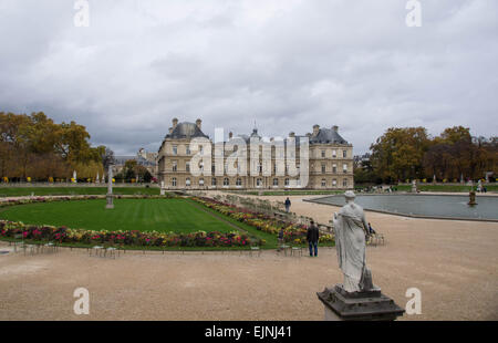 Le jardin du Luxembourg et le palais du Luxembourg à Paris Banque D'Images