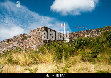 Sur une colline au-dessus de la principale ville Marigot sur Caraïbes Saint-Martin à la fin du 18ème siècle Fort Saint-Louis a été construite. Banque D'Images