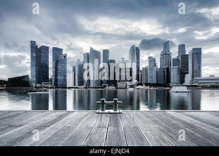 Singapore city skyline vu de la jetée Banque D'Images