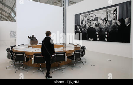 Hambourg, Allemagne. 30Th Mar, 2015. Un visiteur regarde le travail 'La nature de la bête' de Goshka Macuga lors de l'exposition 'Picasso dans l'Art Contemporain" à la salle d'exposition Deichtorhallen de Hambourg, Allemagne, 30 mars 2015. L'exposition avec 200 œuvres d'artistes contemporains se déroulera du 01 avril au 12 juillet 2015. Photo : Malte chrétiens/dpa/Alamy Live News Banque D'Images