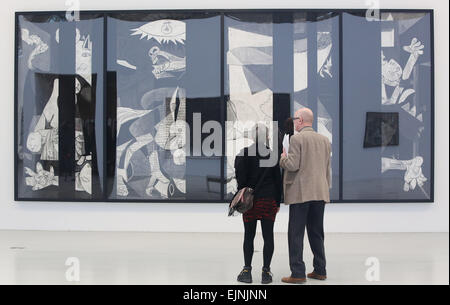 Hambourg, Allemagne. 30Th Mar, 2015. Les visiteurs voir le travail 'Guernica supprimé (Après Guernica de Picasso)' par Robert Longo lors de l'exposition 'Picasso dans l'Art Contemporain" à la salle d'exposition Deichtorhallen de Hambourg, Allemagne, 30 mars 2015. L'exposition avec 200 œuvres d'artistes contemporains se déroulera du 01 avril au 12 juillet 2015. Photo : Malte chrétiens/dpa/Alamy Live News Banque D'Images