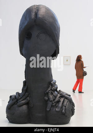 Hambourg, Allemagne. 30Th Mar, 2015. Le sculptureVisitors 'Portrait Colonne I' par Thomas Houseago est vu à l'exposition 'Picasso dans l'Art Contemporain" à la salle d'exposition Deichtorhallen de Hambourg, Allemagne, 30 mars 2015. L'exposition avec 200 œuvres d'artistes contemporains se déroulera du 01 avril au 12 juillet 2015. Photo : Malte chrétiens/dpa/Alamy Live News Banque D'Images