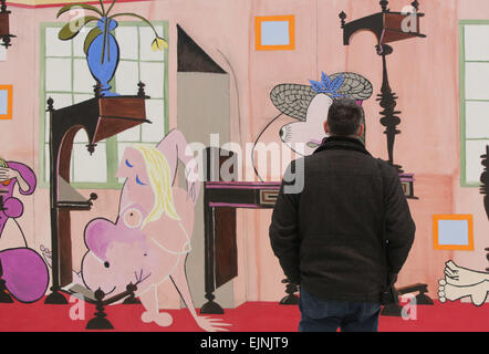 Hambourg, Allemagne. 30Th Mar, 2015. Un homme se tient juste en face de la peinture 'génie' par Sean Landers lors de l'exposition 'Picasso dans l'Art Contemporain" à la salle d'exposition Deichtorhallen de Hambourg, Allemagne, 30 mars 2015. L'exposition avec 200 œuvres d'artistes contemporains se déroulera du 01 avril au 12 juillet 2015. Photo : Malte chrétiens/dpa/Alamy Live News Banque D'Images